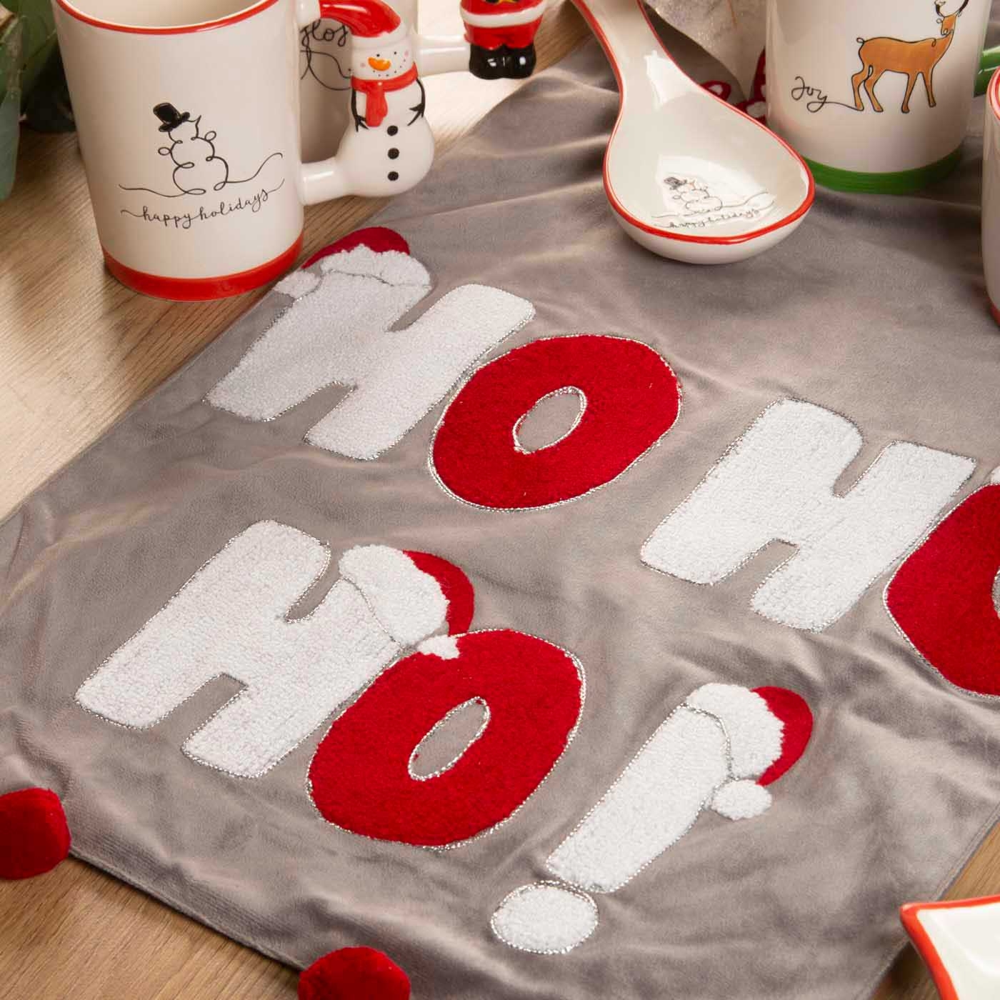 Camino de Mesa JOY "Hohoho" Navidad 35 x 180 cm Gris/Rojo Camino de Mesa JOY "Hohoho" Navidad 35 x 180 cm Gris/Rojo