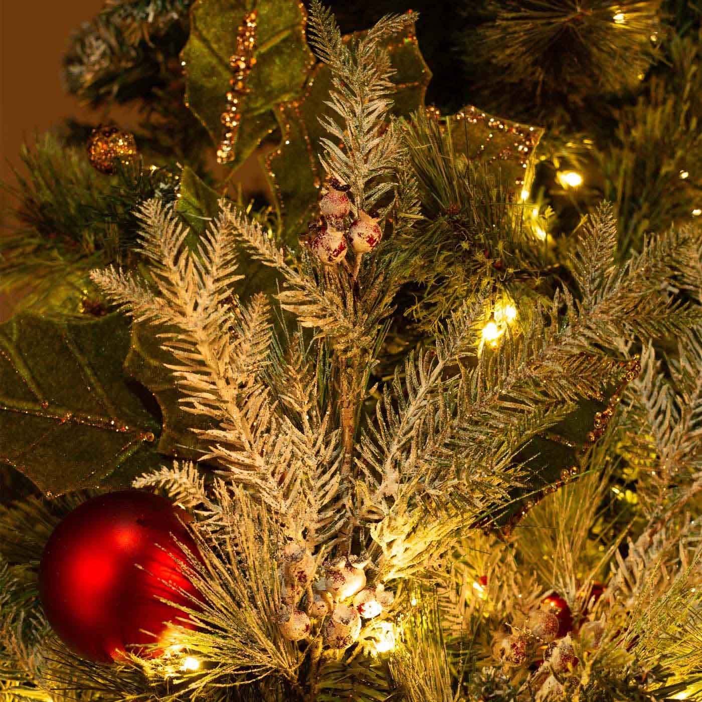 Adorno Navideño Rama JOY Pino con Berries 51 cm Adorno Navideño Rama JOY Pino con Berries 51 cm