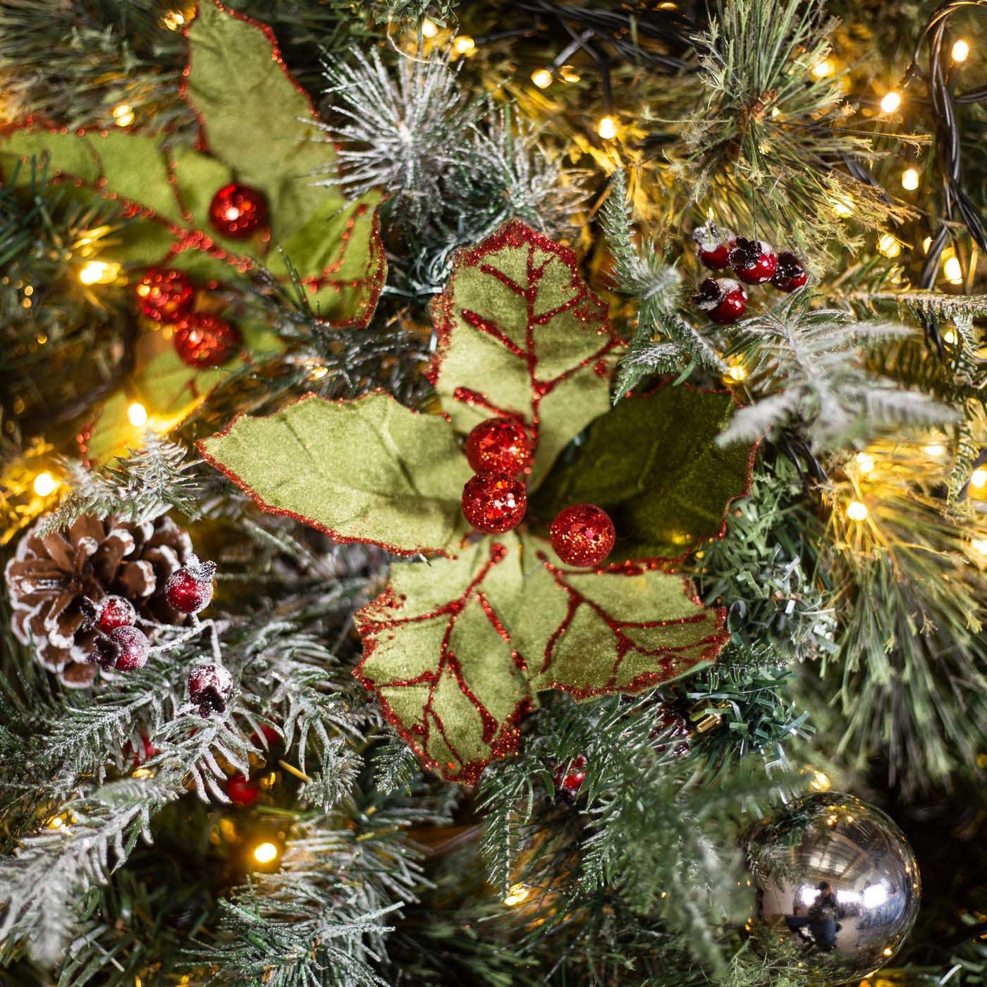 Adorno Navideño Rama JOY Hojas Navideñas Verde/Roja 26 cm Adorno Navideño Rama JOY Hojas Navideñas Verde/Roja 26 cm