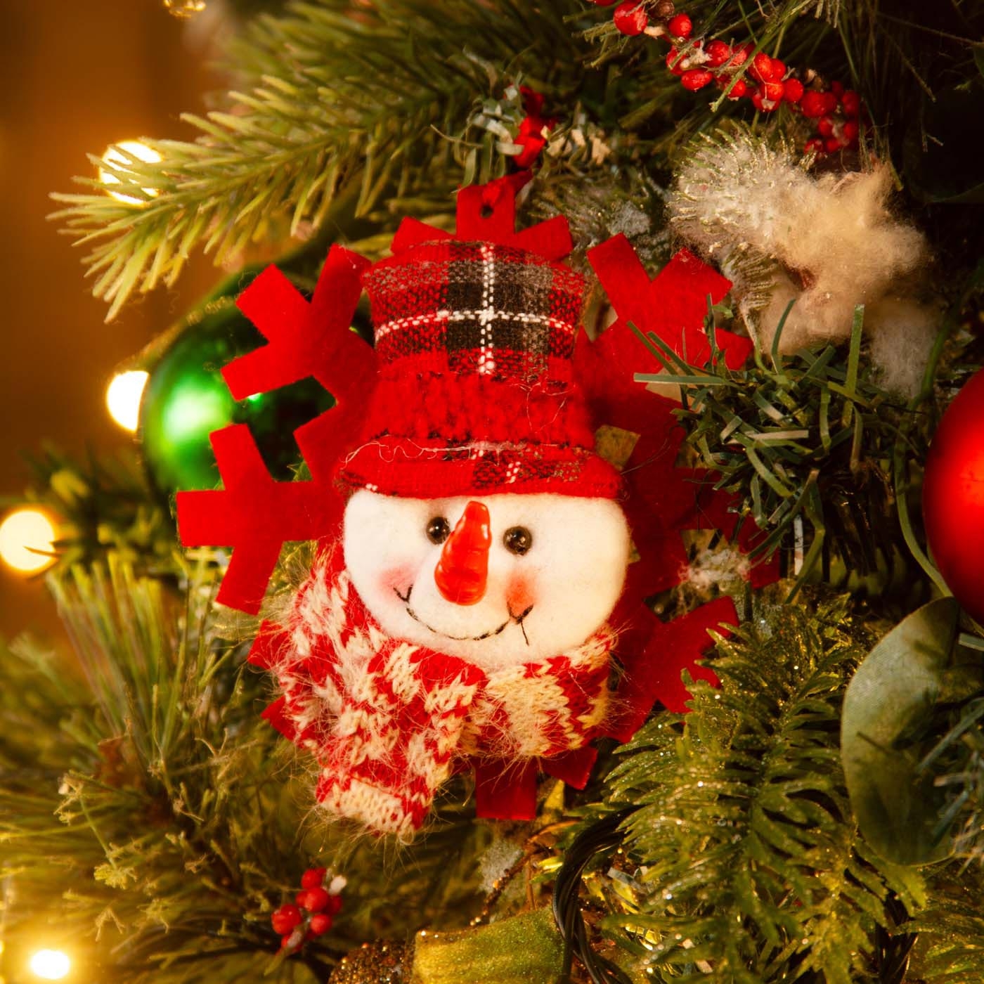 Adorno Navideño JOY Colgante Hombre de Nieve con Gorro y Bufanda Tejida Copo Nieve Roja 11 cm Adorno Navideño JOY Colgante Hombre de Nieve con Gorro y Bufanda Tejida Copo Nieve Roja 11 cm