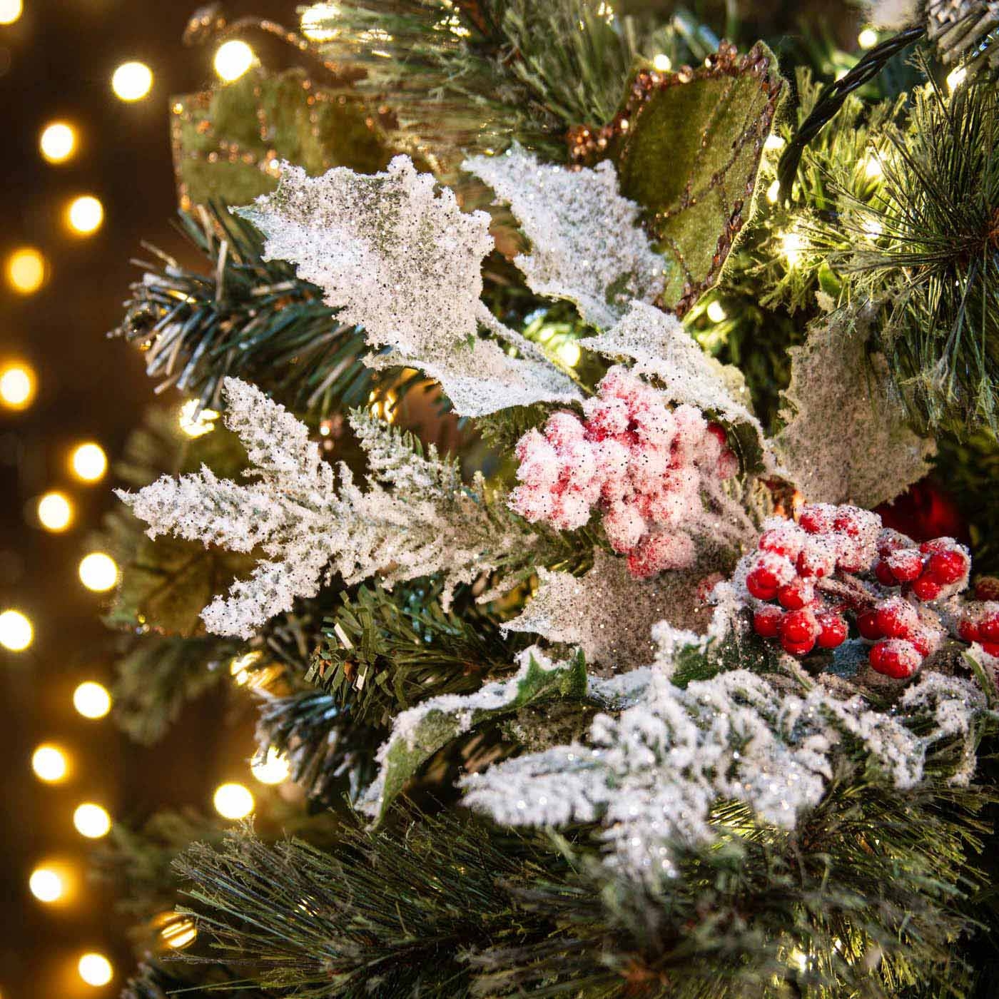 Adorno Navideño Rama JOY con Hojas y Berries Nevadas 25 cm Adorno Navideño Rama JOY con Hojas y Berries Nevadas 25 cm