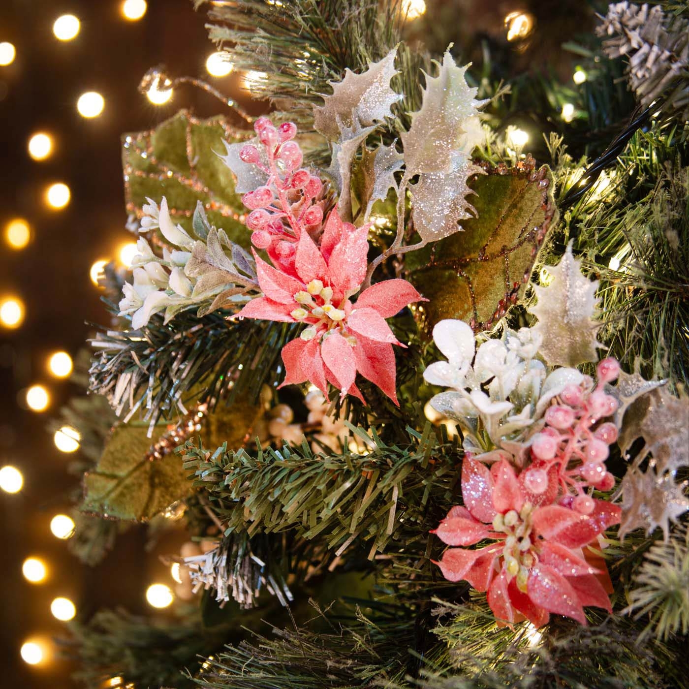 Adorno Navideño Rama Flor JOY con Hojas, Berry y Poinsettia Tallo Corto 33 cm Adorno Navideño Rama Flor JOY con Hojas, Berry y Poinsettia Tallo Corto 33 cm