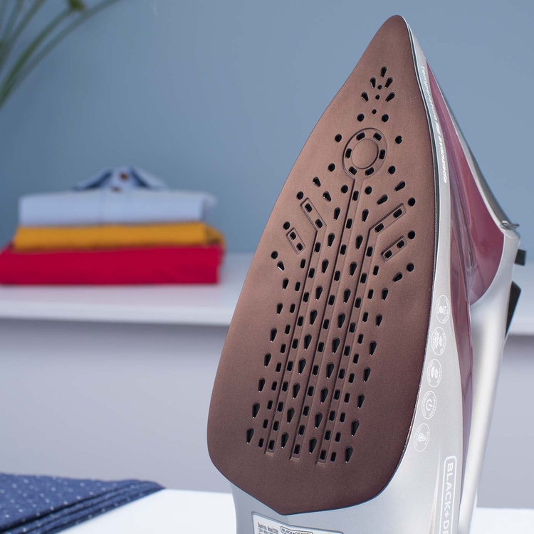 Plancha de Ropa BLACK+DECKER Temeperatura avanzada D3501 Vinotinto Plancha de Ropa BLACK+DECKER Temeperatura avanzada D3501 Vinotinto